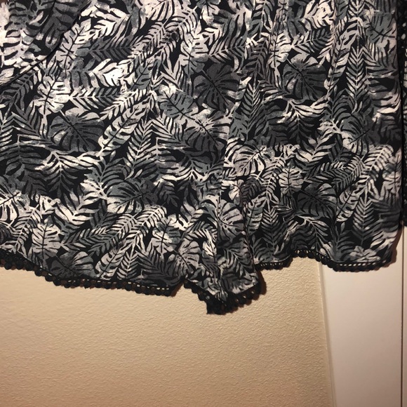 BP ROMPER LEAF BLACK AND WHITE PATTERN NORDSTROM - Picture 3 of 6